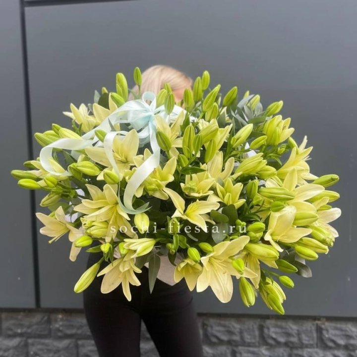 Лилии в корзине в Таганроге