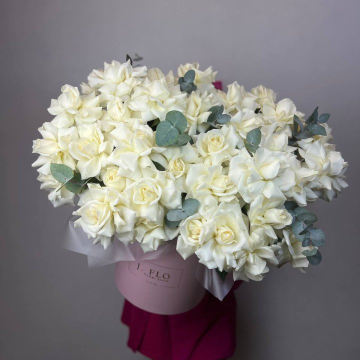 37 белых роз в боксе в Таганроге