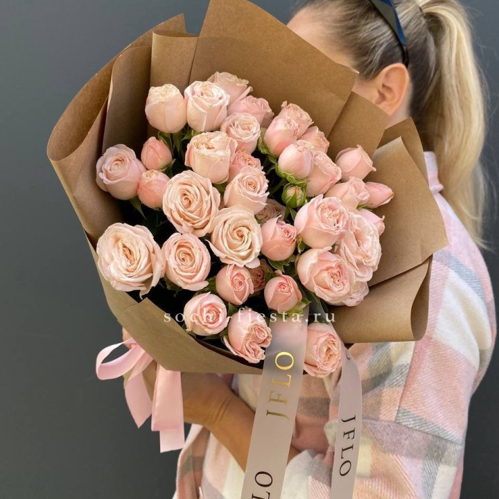 Кустовые розы Бомбастик в крафте в Таганроге