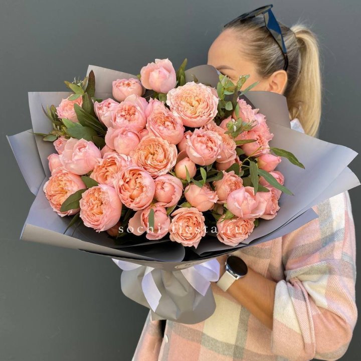 Букет с пионовидными розами "Пивайн" в Таганроге