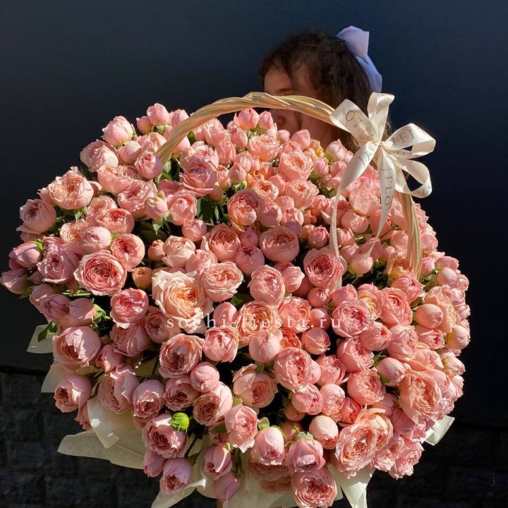 Корзина из пионовидных роз в Таганроге