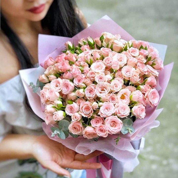 Кустовые розы с эвкалиптом в Таганроге