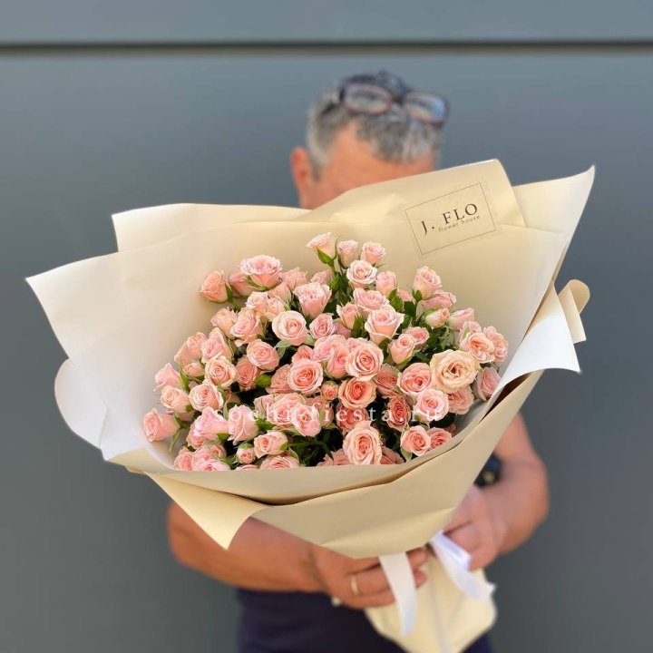 Кустовые розы леди в Таганроге