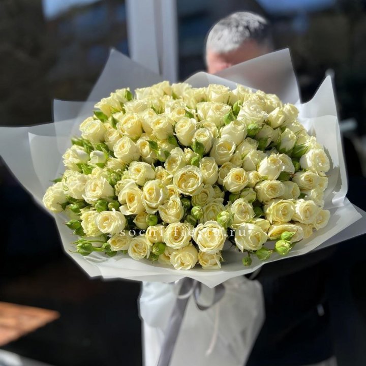 Белые кустовые розы 31 шт в Таганроге