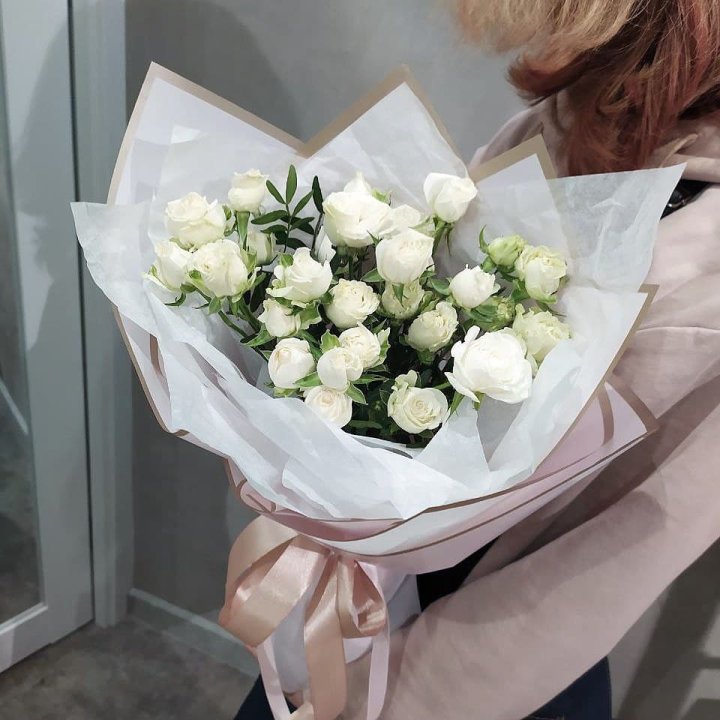 Белоснежные кустовые розы в Таганроге