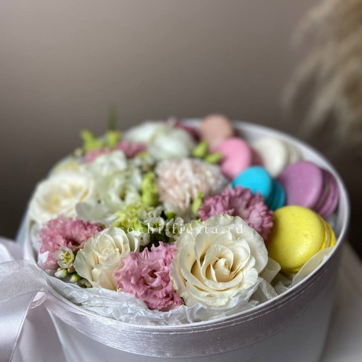 Цветы в цилиндре с макаронс "Прованс" в Таганроге