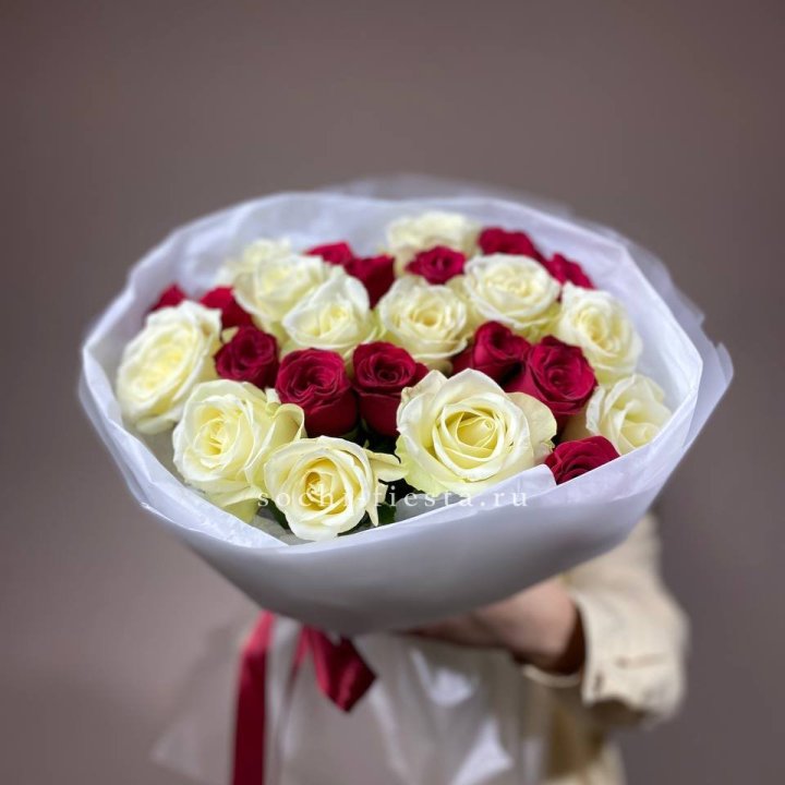 Букет их красных и белых 25 роз в Таганроге