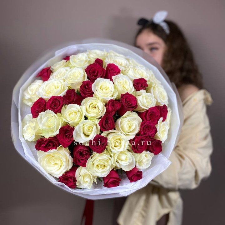 Микс из 55 роз в Таганроге