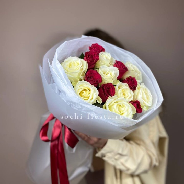 Букет из красных белых 15 роз в Таганроге