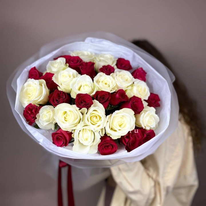 Букет из красных белых 35 роз в Таганроге