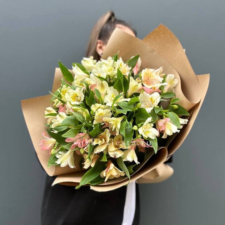 Букет альстромерий в крафте в Таганроге