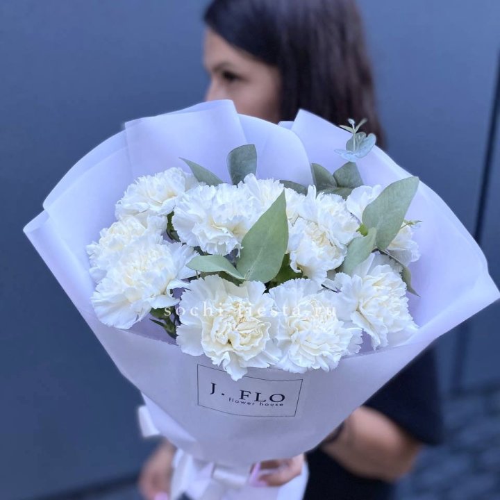 Букет белых диантусов с эвкалиптом в Таганроге