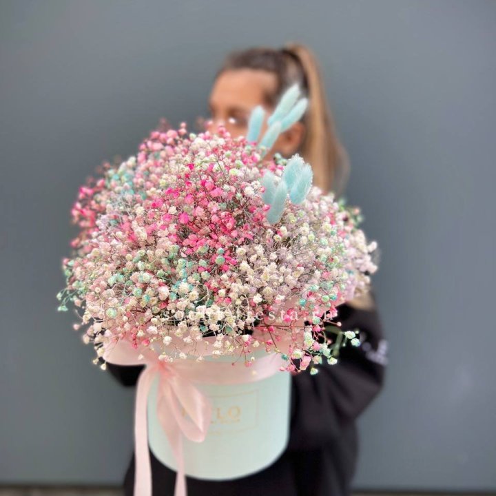 9 Радужных гипсофилы в шляпной коробке в Таганроге