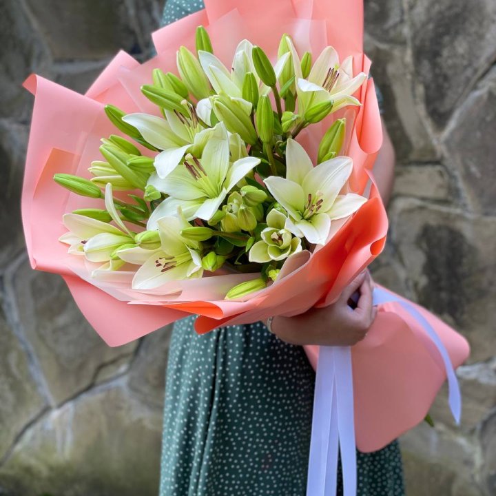 Букет из 7 белых лилий в Таганроге