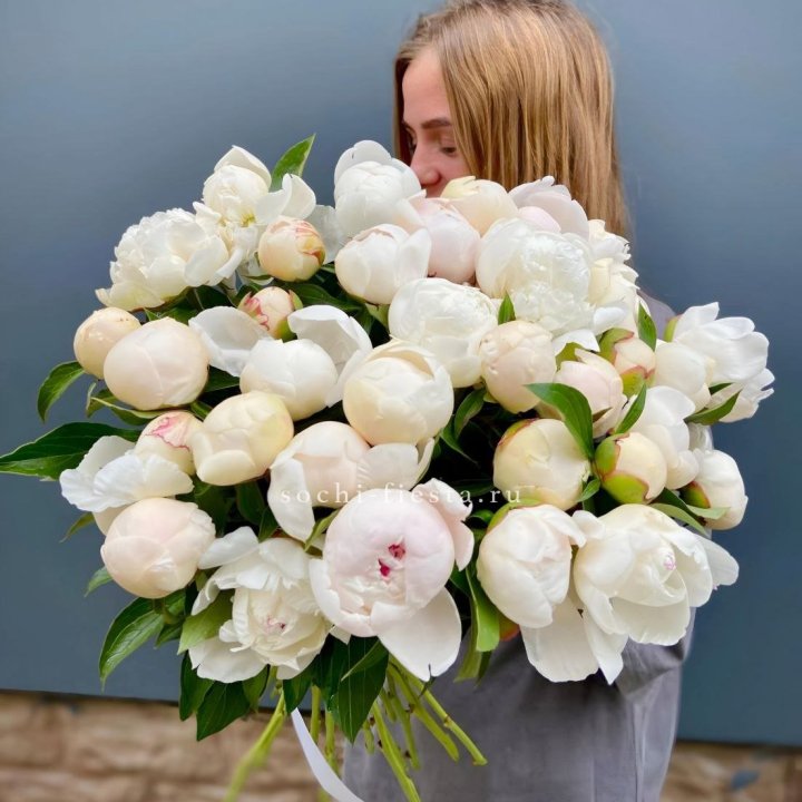 Охапка пионов в Таганроге