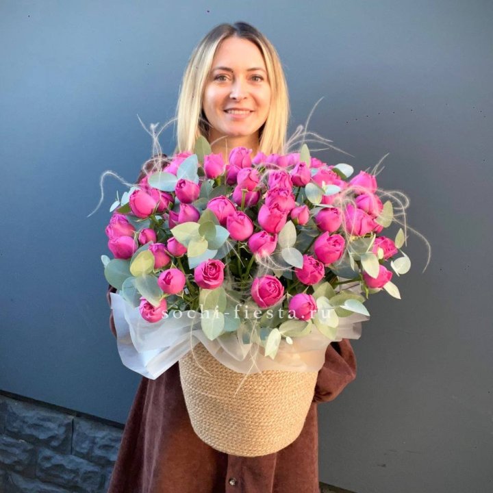 Пионовидные розы  в джутовом кашпо  в Таганроге