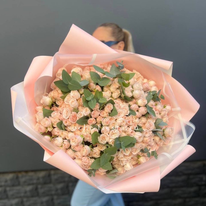 101 кустовая роза с эвкалиптом в Таганроге