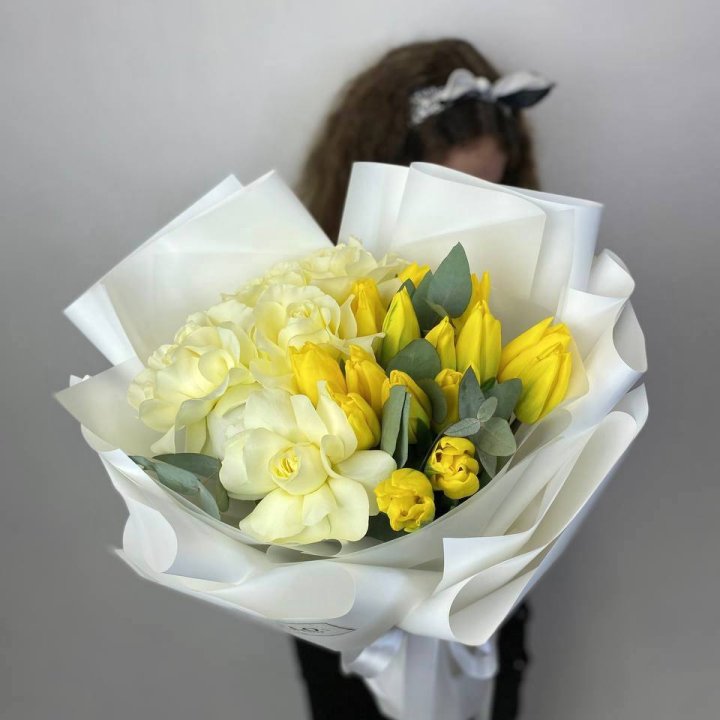Дуо жёлтые тюльпаны и розы в Таганроге