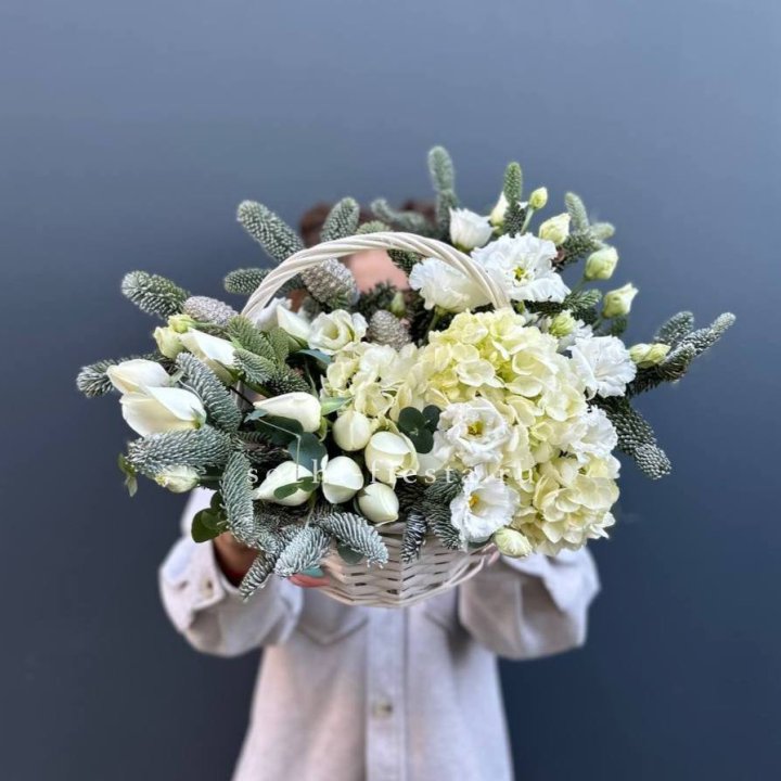 Новогодняя корзина с цветами в Таганроге