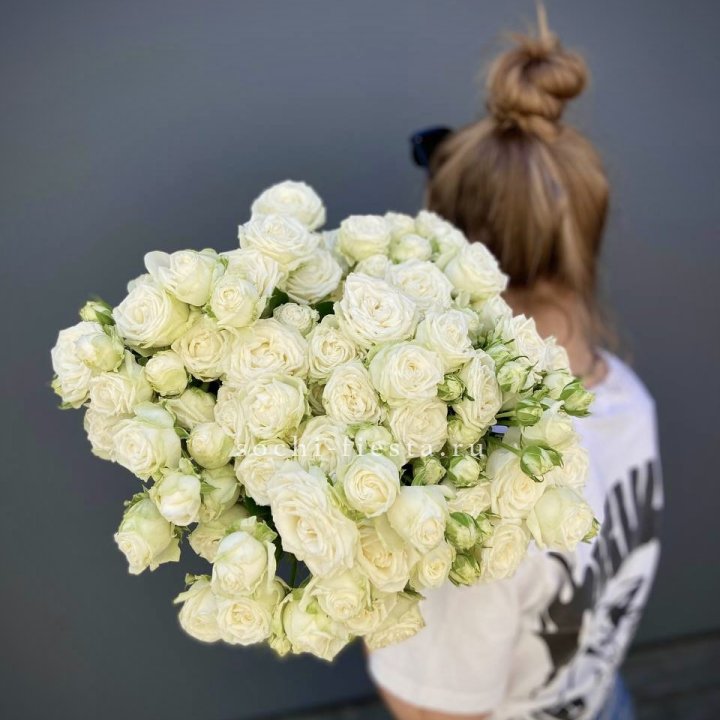 Охапка кустовых роз бомбастик  в Таганроге