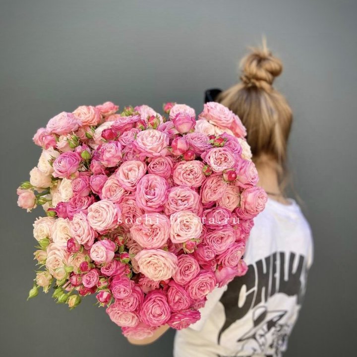 Охапка кустовых роз бомбастик пинк в Таганроге