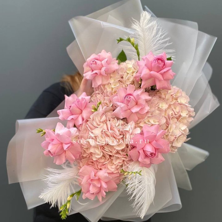  Букет  из гортензий и розовых роз в Таганроге