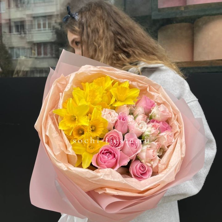 Букет роз и нарциссов в Таганроге