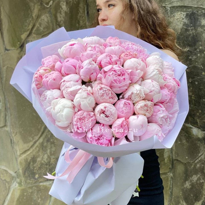 39 нежных пионов в Таганроге