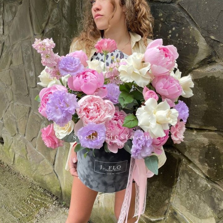 Дизайнерский цилиндр с пионами в Таганроге