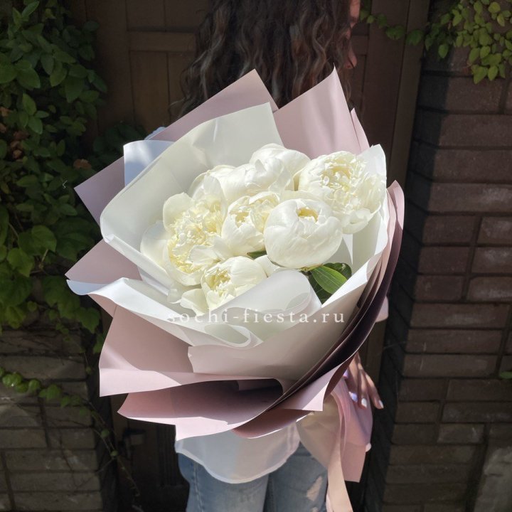 9 белоснежных пионов в Таганроге