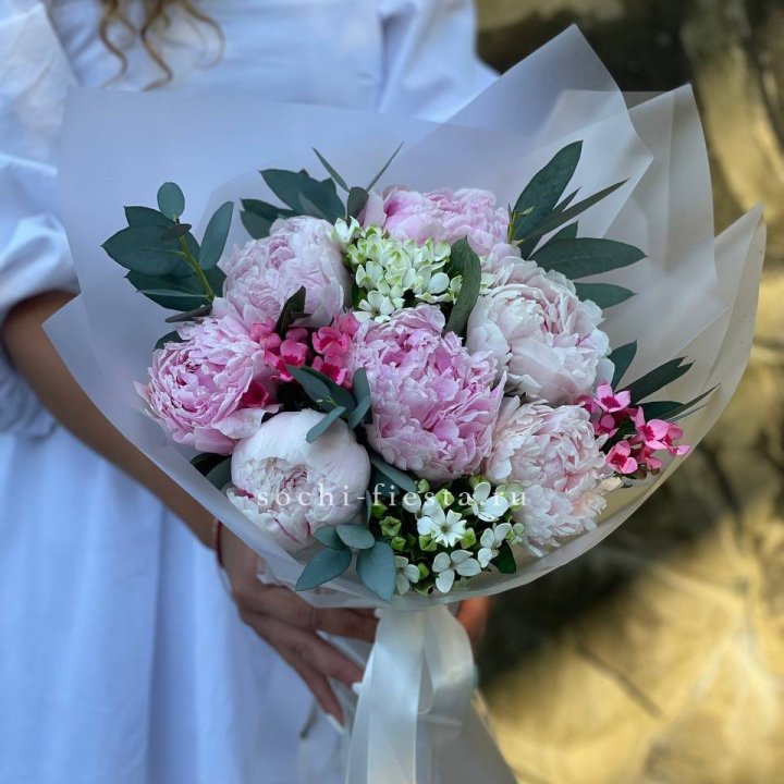 7 зефирных пионов с эвкалиптом в Таганроге