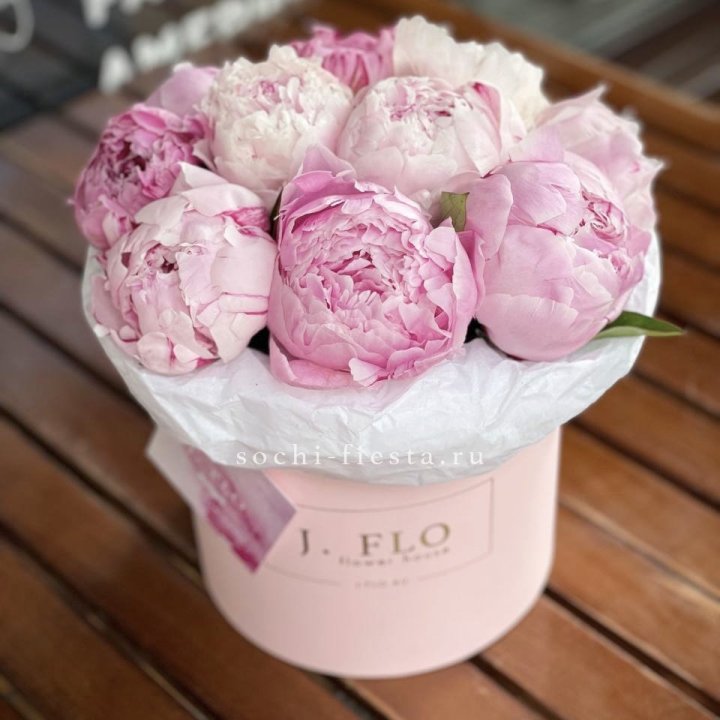 Цилиндр с пионами "Лилу" в Таганроге