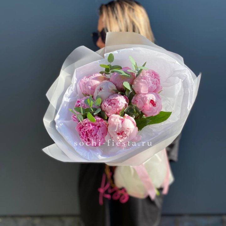 9 пионов с эвкалиптом в Таганроге