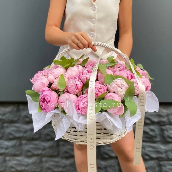 29 пионов в корзине в Таганроге