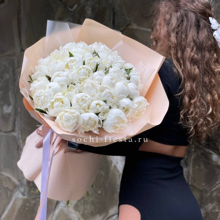 35 белых пион в Таганроге