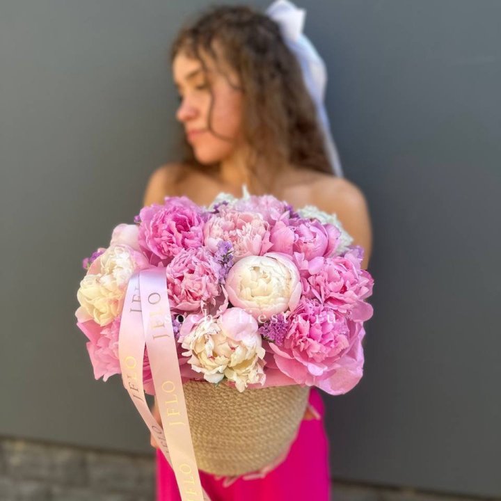 15 пионов в джутовом кашпо в Таганроге