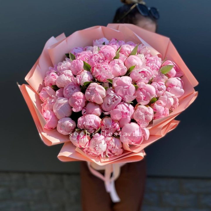 Нежный букет 51 пионов  в Таганроге