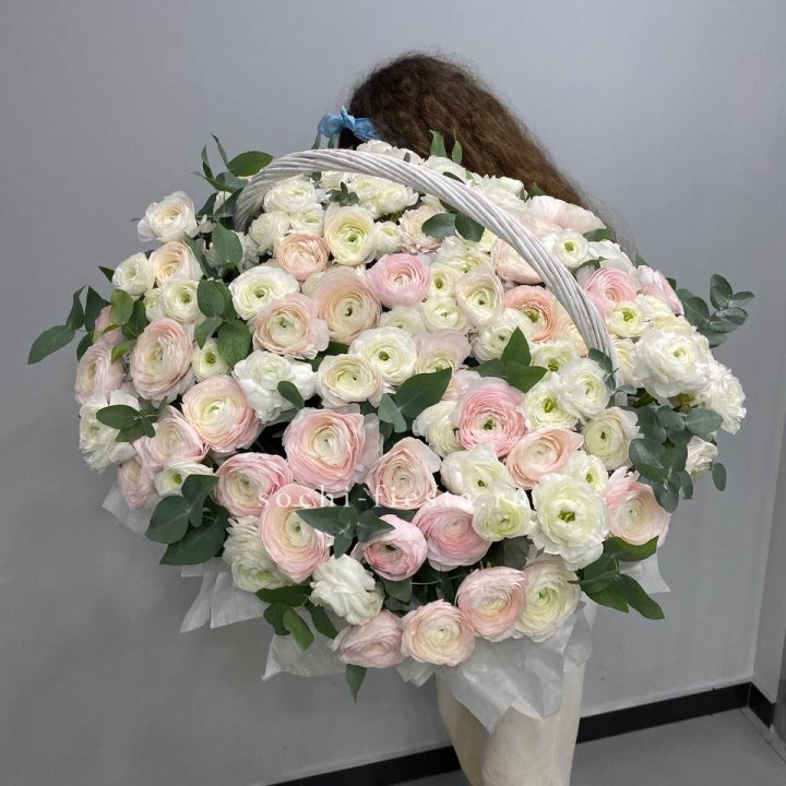 Ранункулюсы в корзине в Таганроге