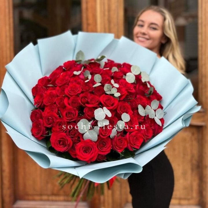 101 красная роза с эвкалиптом в Таганроге