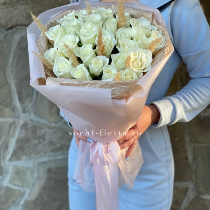 25 белых роз с сухоцветами в Таганроге
