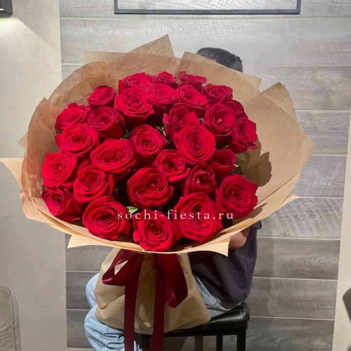 37 красных роз в крафте в Таганроге