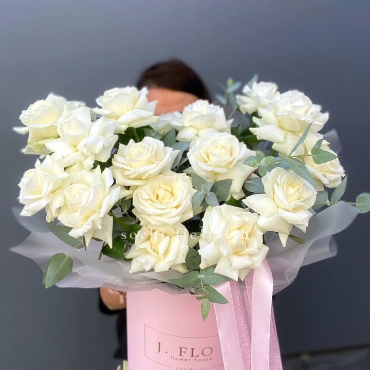 17 Французских белых роз в боксе в Таганроге