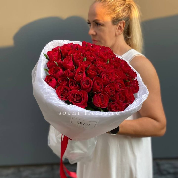 51 роза мадам ред в нежном оформлении в Таганроге