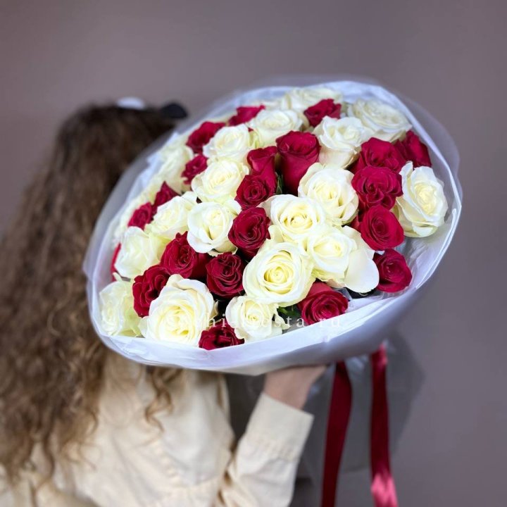 Букет из красных белых 45 роз в Таганроге
