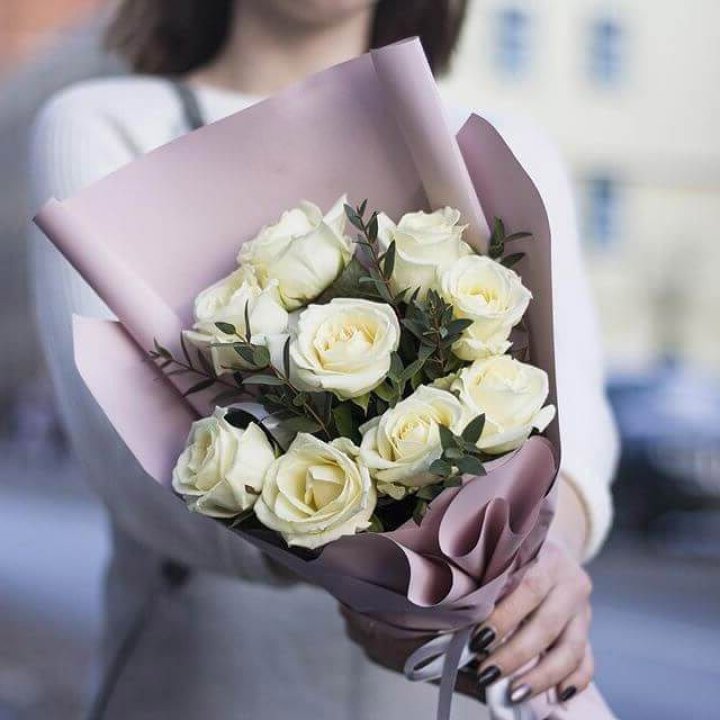 9 белых  роз "Минт" в Таганроге