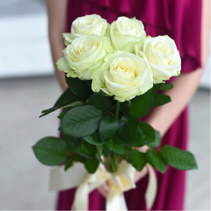 5 белых роз в Таганроге