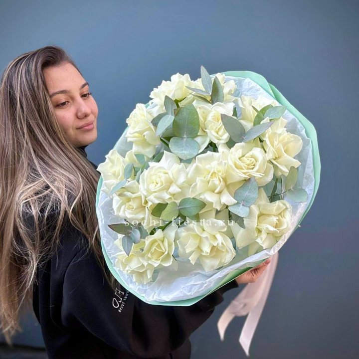 15 Белых французских роз "Ноте бьянка" в Таганроге