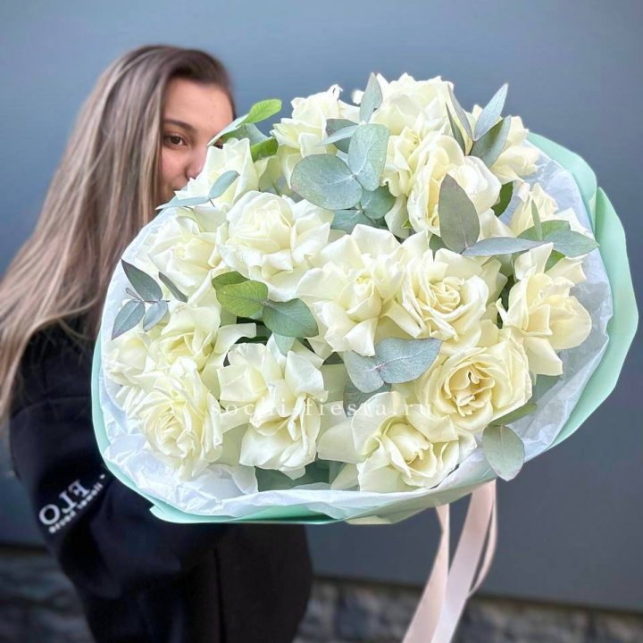 19 Белых французских роз "Ноте бьянке" в Таганроге