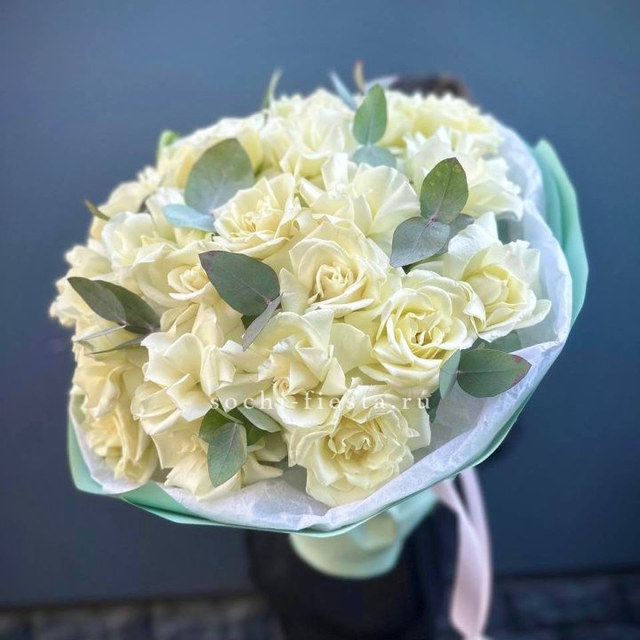 25 Белых французских роз "Ноте бьянка" в Таганроге