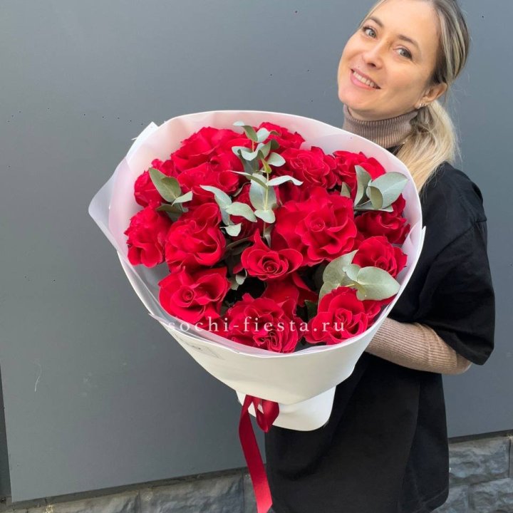17 Красных французских роз в Таганроге